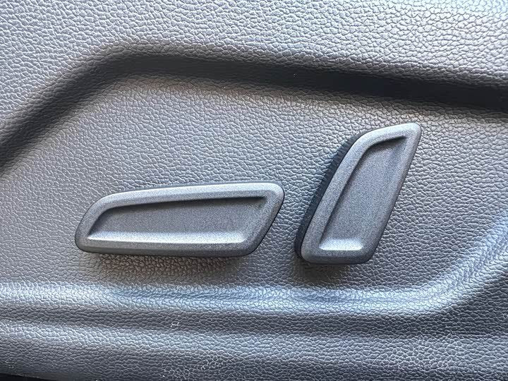 Roewe RX5 2019 eRX5 50T 轿车 - Export Ready LHD